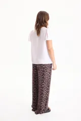 Pantalón de viscosa con estampado animal print tipo cebra, corte recto y cintura elastizada.