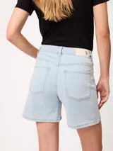Short de denim elastizado de tiro alto, color beige, con bolsillos delanteros y traseros, y cierre frontal con botón y cremallera.