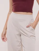 Pantalón wide leg plisado color verde, de tiro alto con pretina ancha elastizada y bolsillos laterales.