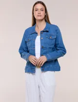 Campera de jean blanca de corte clásico, con cuello solapa, cierre frontal de botones metálicos y bolsillos aplicados con solapa en el pecho.