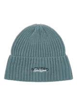 Gorro tipo beanie tejido en punto acanalado, color azul grisáceo, con detalle de logo bordado en la parte frontal.