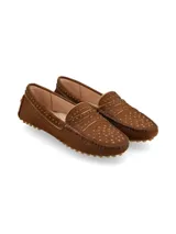 Mocasín tipo driver confeccionado en suave cuero nobuck color marrón, con suela y talón de goma con tachuelas texturizadas. Presenta detalles de apliques metálicos en forma de tachas distribuidas en el empeine y alrededor del borde superior.
