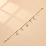 Pulsera de cadena de eslabones en plata 925 con dijes colgantes intercalados de flores y hojas caladas.