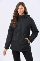 Campera de abrigo color beige con capucha desmontable, cierre frontal y cordón ajustable en la cintura. Cuenta con forro interior de sherpa, bolsillos frontales y puños de tejido acanalado.