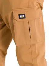 Pantalón cargo color tostado, con bolsillos laterales tipo cargo, cintura elástica y puños elásticos en los tobillos.