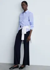 Pantalon de punto de tiro alto con diseño recto y largo, confeccionado en tejido fino con cintura elástica.