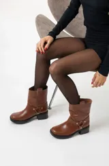 Botas cortas de cuero color chocolate, con hebillas decorativas y taco cuadrado bajo.