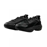 Championes Lacoste modelo Audyssor, de diseño robusto y estilo urbano, color negro. Presentan una combinación de texturas en cuero y gamuza, con suela gruesa y el logo de la marca grabado en el lateral.
