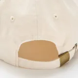 Gorra de béisbol de algodón en color beige, con diseño clásico de seis paneles, visera curva y bordado sutil en el frente.