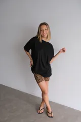 Short tipo biker de lycra con estampado de leopardo en tonos marrones y negros.