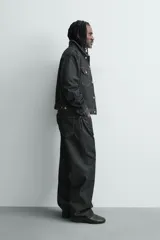 Pantalón jeans de corte recto y ajuste holgado, confeccionado en denim de algodón rígido. Presenta diseño clásico de cinco bolsillos, cierre frontal con cremallera y botón, con un acabado de lavado claro.