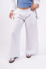Pantalón palazzo blanco con cintura elástica.