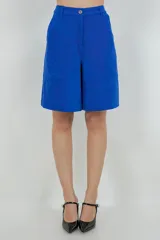 Bermuda de gamuza color azul, de corte recto y tiro alto, con bolsillos laterales y terminación a la rodilla.