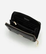 Billetera grande color negro, con cierre de cremallera perimetral y panel frontal acolchado con diseño de rombos. Presenta una placa metálica dorada en el centro y un dije colgante triangular dorado unido a la cremallera.