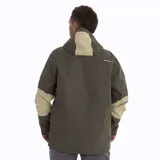 Campera impermeable Merrell modelo Bravo Hard Shell, diseñada para actividades outdoor. Presenta un diseño bicolor en tonos verde oscuro y beige, con capucha ajustable, cierre frontal completo y bolsillos laterales con cierre. Confeccionada en poliéster ripstop con membrana técnica de alta impermeabilidad y transpirabilidad, cuenta con costuras selladas para mayor protección.