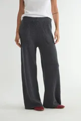 Pantalón de punto de corte ancho y tiro alto, con cintura elástica y bolsillos laterales.