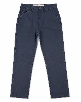 Pantalón chino gris de corte recto con textura, bolsillos laterales y trabillas para cinturón.