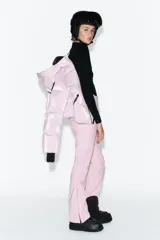 Campera puffer lila con capucha y forro negro, cierre frontal con cremallera, bolsillos laterales con cierre y puños negros ajustados.