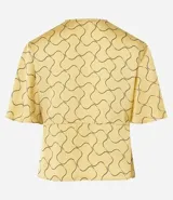 Blusa de mangas cortas con escote V traspasado, pliegues y recorte en la cintura. Confeccionada en tejido con efecto satinado y estampado geométrico con líneas curvas.