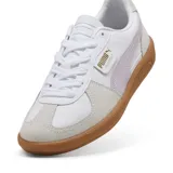 Championes Puma Palermo LTH, color blanco con detalles en lila y suela de goma color caramelo.