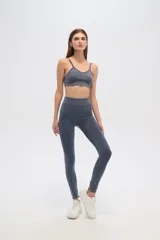 Top deportivo gris con breteles finos, corte al cuerpo y cuello en V.