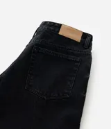 Pantalón de jean de corte recto en lavado oscuro, con cierre de cremallera, botón metálico, trabillas en la cintura y bolsillos laterales y traseros.