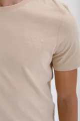Remera de algodón de corte clásico, color negro, con cuello redondo y mangas cortas.
