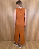 Vestido largo negro de corte holgado, sin mangas y con escote redondo. Presenta detalles de ribetes contrastantes en color beige en los laterales y sisas.