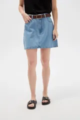 Minifalda de denim en color azul oscuro, con tiro alto, bolsillos delanteros y traseros, costuras en contraste y cierre frontal con botón y cremallera.