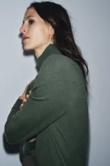 Jersey de cuello alto confeccionado en lana 100%, de manga larga y diseño clásico con acabado de tacto suave.