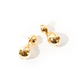 Par de caravanas doradas con diseño de dos esferas unidas por una pieza retorcida.