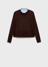 Jersey de punto fino con cuello redondo y diseño combinado. Presenta un cuerpo en color marrón oscuro con paneles laterales y mangas en color celeste claro.