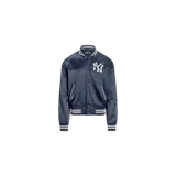 Campera estilo universitario de satén azul marino, modelo College Jacket de Polo Ralph Lauren en colaboración con los New York Yankees. Presenta cierre frontal con botones a presión, bolsillos ribeteados y puños, cuello y dobladillo de punto elástico a rayas blancas y azul marino. Cuenta con el logo bordado de los Yankees en el pecho y la firma de Ralph Lauren en el bolsillo derecho.