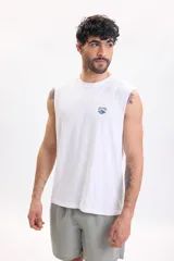 Musculosa blanca de corte clásico, sin mangas, con pequeño parche bordado en el pecho con la inscripción 'Good Wave' y una ola.