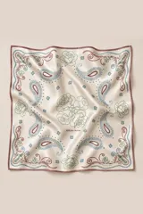 Pañuelo cuadrado de seda con estampado de estilo western que combina motivos de rosas y patrones paisley en tonos verdes, azules y rojizos sobre un fondo crema, con bordes en color rosado.