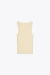 Top de escote redondo y tirantes, con acabados en rib.