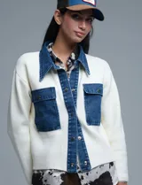 Chaqueta combinada en denim y tejido color blanco, marca Q2. Cuello con solapa y abertura central con botones metálicos. Delantera con bolsillos.