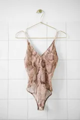 Body de microtul estampado con animal print de serpiente en tonos marrones, con escote en V, tirantes finos y espalda baja.