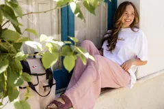 Pantalón de tiro alto color verde oliva, corte suelto, con elástico ajustable en la cintura y textura arrugada.