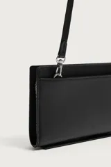 Cartera tipo bandolera de diseño rectangular con acabado grabado. Cuenta con compartimento principal con cierre de cremallera, interior organizado con dos compartimentos adicionales y asa de hombro ajustable y extraíble.