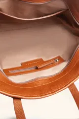 Cartera tipo tote de cuero marrón, confeccionada con diseño trenzado artesanal y doble asa de hombro.