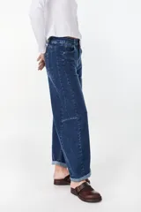 Pantalón jean color verde militar de corte balloon, tiro medio, con diseño abuchonado en las piernas y bolsillos laterales y traseros.