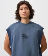 Musculosa boxy azul de algodón liviano, con cuello redondo, recortes raglán, sisas sin dobladillo y estampa frontal con lettering de Bad Manners.