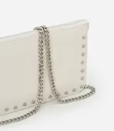 Cartera bandolera pequeña de cuero sintético rojo oscuro, con textura lisa, cierre de hebilla y asa de cadena plateada.