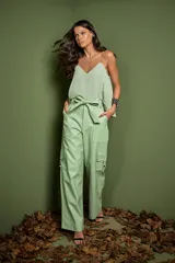 Pantalón cargo verde menta de cuero ecológico, corte recto, con bolsillos laterales con solapa y cinturón con lazo.