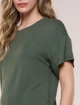 Remera básica de silueta amplia y corte boxy de la marca Cable & Gauge, color verde militar, con cuello redondo y mangas cortas de hombro caído.