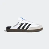 Zuecos Adidas Samba OG en color blanco con las tres tiras negras, puntera de gamuza gris y suela de goma marrón, con diseño destalonado.