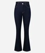Pantalón bootcut de jeans raw con cintura alta, bolsillos delanteros y traseros, cierre con botón y cremallera.