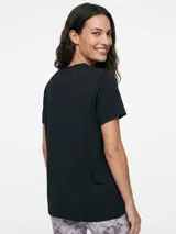 Remera deportiva negra de manga corta, con costuras laterales visibles y calce ajustado.