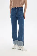 Pantalón de jean azul de corte recto, tiro alto y ruedo con dobladillo.